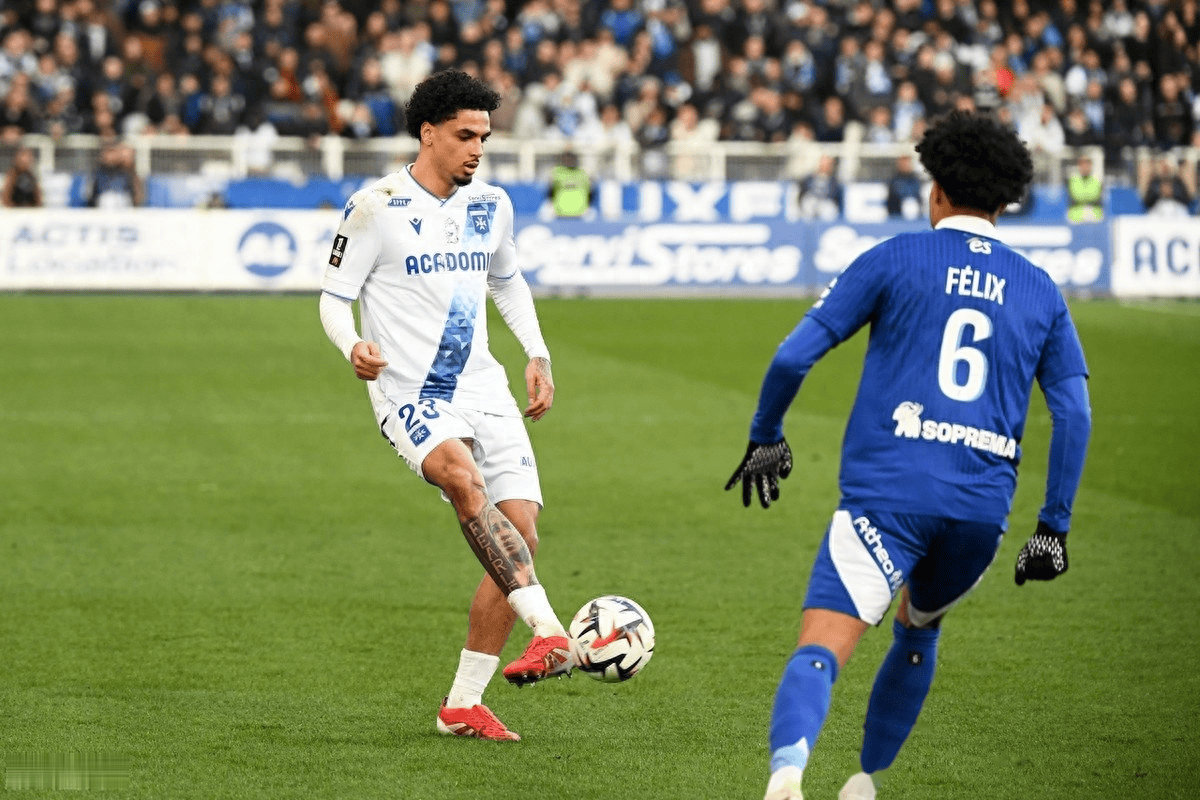 法甲对决:斯特拉斯堡主场迎战洛里昂,中下游抢分关键战!